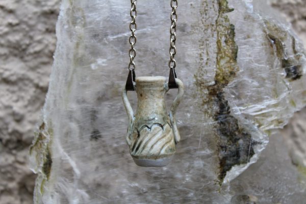 Colar Mini Ânfora Howlita